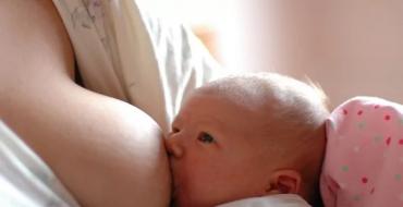 Кормление грудным молоком новорожденного в первые дни Сколько по времени прикладывать новорожденного для кормления