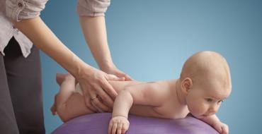 Когда новорожденный начинает держать голову В 1 месяц ребенок держит голову