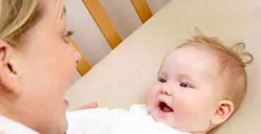 Во сколько ребенок начинает говорить первые слова и звуки?
