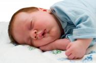 У грудничка сильно потеет голова во время кормления или сна: причины